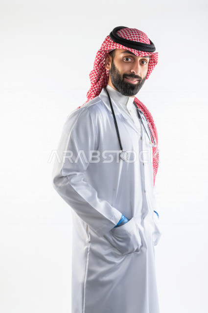 بورتريه لطبيبب سعودي خليجي مبتسم و ينظر للكاميرا ، يقدم خدماته للمرضى بكل كفاءه  ، خلفية بيضاء، مفهوم الطب والرعاية الصحية