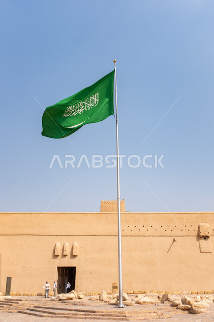 احياء ذكرى اليوم الوطني 23 سبتمبر، سارية العلم الوطني السعودي يرفرف في السماء، قصر المصمك التاريخي في مدينة الرياض في المملكة العربية السعودية، الهندسة المعمارية والمباني الطينية القديمة، أماكن ومعالم أثرية سياحية، الاحتفال بيوم العلم السعودي 11 مارس