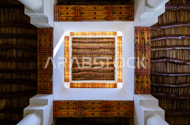 الفنون و التصاميم الهندسية المعمارية للمباني الطينية على الطراز القديم، العراقة والتمسك بالتراث السعودي، أماكن سياحية مشهورة ،النقوشات و الزخارف النجدية الملونة على الخشب، المواقع الأثرية في السعودية، صورة من الاسفل لأسقف قصر المربع التاريخي في مدينة الرياض