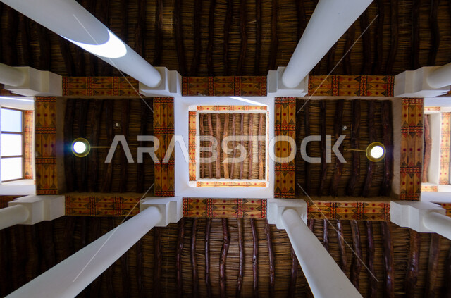 العراقة والتمسك بالتراث السعودي، أماكن سياحية مشهورة ،النقوشات و الزخارف النجدية الملونة على الخشب، الفنون و التصاميم الهندسية المعمارية للمباني الطينية على الطراز القديم، المواقع الأثرية في السعودية، صورة من الاسفل لأسقف قصر المربع التاريخي في مدينة الرياض