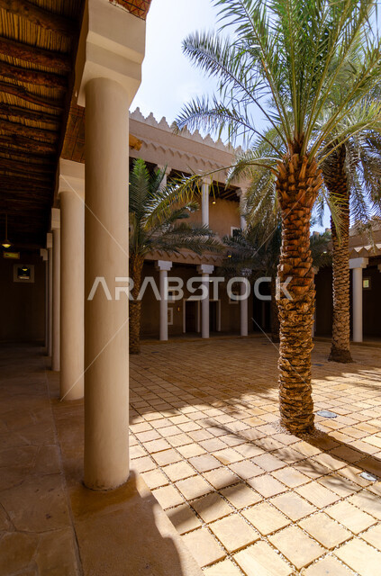 الاهتمام في زراعه اشجار النخيل الخضراء ،التصاميم الهندسية المعمارية للمباني الطينية على الطراز القديم، معالم سياحية مشهورة ،المواقع الأثرية السياحية في السعودية، صورة من داخل قصر المربع التاريخي في مدينة الرياض، العراقة والتمسك بالتراث السعودي