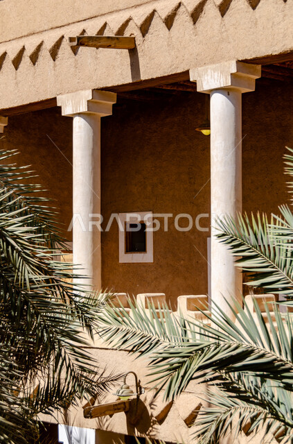 المواقع الأثرية السياحية في السعودية، التصاميم الهندسية المعمارية للمباني الطينية على الطراز القديم، الاهتمام في زراعه اشجار النخيل الخضراء ،معالم سياحية مشهورة ،صورة من الاسفل من داخل قصر المربع التاريخي في مدينة الرياض، العراقة والتمسك بالتراث السعودي