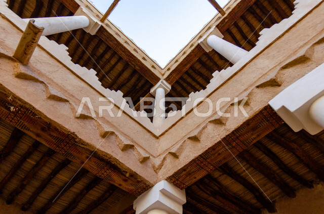  أماكن و معالم سياحية مشهورة ،الفنون والتصاميم الهندسية المعمارية للمباني الطينية على الطراز القديم، المواقع الأثرية السياحية في المملكة العربية السعودية، صورة من داخل قصر المربع التاريخي في مدينة الرياض، العراقة والأصالة والتمسك بالتراث السعودي