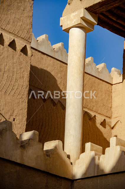 التصاميم و الفنون الهندسية المعمارية للمباني الطينية على الطراز القديم، صورة مقربة لأسوار قصر المربع التاريخي في مدينة الرياض، المواقع الأثرية في المملكة العربية السعودية، الأصالة والعراقة والتمسك بالتراث السعودي، معالم و أماكن سياحية مشهورة