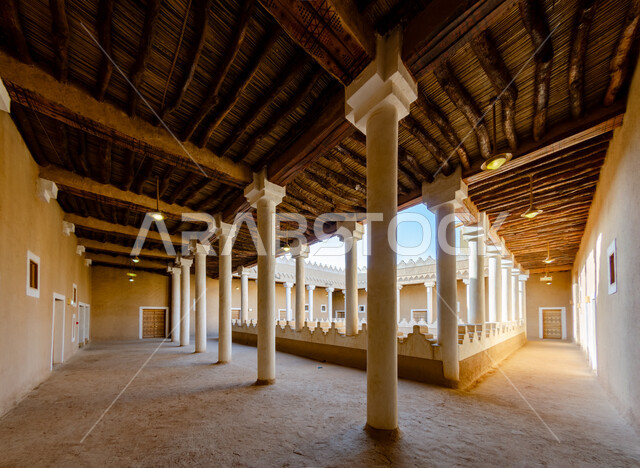 العراقة والأصالة والتمسك بالتراث السعودي، معالم و أماكن سياحية مشهورة ،التصاميم و الفنون الهندسية المعمارية للمباني الطينية على الطراز القديم، المواقع الأثرية  في المملكة العربية السعودية، صورة من داخل قصر المربع التاريخي في مدينة الرياض