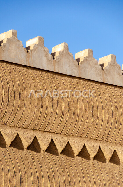 الأصالة والعراقة والتمسك بالتراث السعودي، معالم و أماكن سياحية مشهورة ،التصاميم و الفنون الهندسية المعمارية للمباني الطينية على الطراز القديم، المواقع الأثرية في المملكة العربية السعودية، صورة مقربة لأسوار قصر المربع التاريخي في مدينة الرياض