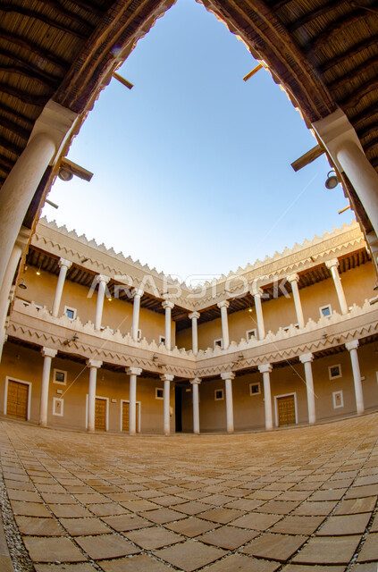 الفنون والتصاميم الهندسية المعمارية للمباني الطينية على الطراز القديم، المواقع الأثرية السياحية في المملكة العربية السعودية، صورة من داخل قصر المربع التاريخي في مدينة الرياض، العراقة والأصالة والتمسك بالتراث السعودي، معالم و أماكن سياحية مشهورة