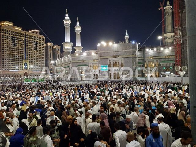 الفناء الخارجي للحرم المكي في مكة المكرمة, الفنادق والأبراج الفاخرة المحيطة بالمسجد، التجمع الاسلامي من كل انحاء العالم لأداء العبادات والتقرب الى الله, أماكن ومعالم دينية اسلامية مقدسة, الحجاج والمعتمرين في الساحة الخارجية لبيت الله الحرام