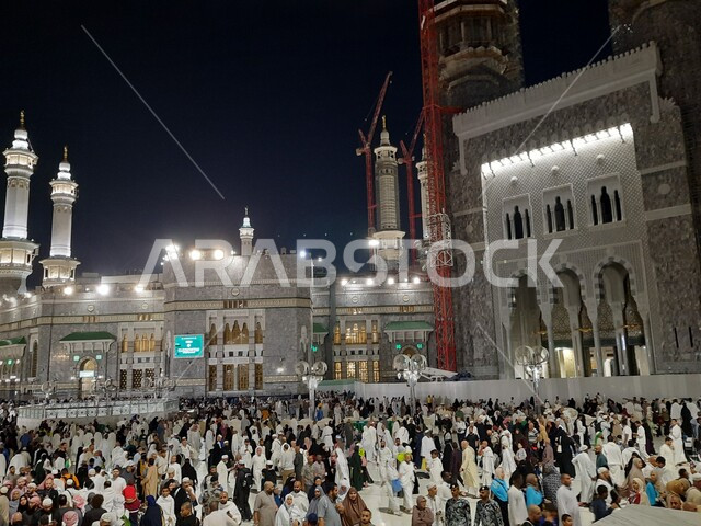 الساحة الخارجية للحرم المكي في مكة المكرمة, الفنادق والأبراج الفاخرة المحيطة بالمسجد، التجمع الاسلامي من كل انحاء العالم لأداء العبادات والتقرب الى الله, أماكن ومعالم دينية اسلامية مقدسة, الحجاج والمعتمرين في الفناء الخارجي لبيت الله الحرام