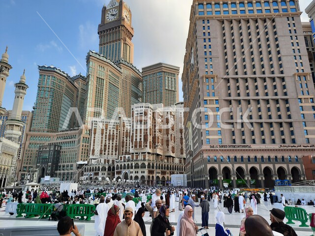 قدوم المسلمين من جميع أنحاء العالم لأداء مناسك الحج والعمرة، الفن الهندسي المعماري لبرج الساعة المكي المطل على المسجد الحرام، حجاج بيت الله في الحرم المكي الشريف في مكة المكرمة في السعودية، أماكن ومعالم دينية اسلامية مقدسة