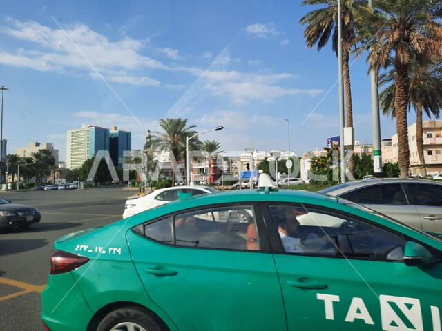 حركة السيارات والمواصلات في الطرقات والشوارع المعبدة في السعودية، الفنادق والأبراج الفاخرة المحيطة بالمسجد الحرام، الاهتمام بزراعة الأشجار والنباتات الخضراء في مكة المكرمة،  فندق المرجان كروم في طريق الأمير محمد بن سلمان بن عبد العزيز، معالم واماكن اسلامية دينية مقدسة