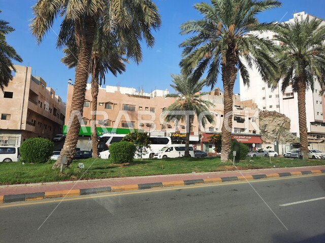 الاهتمام بزراعة الأشجار والنباتات الخضراء في مكة المكرمة، طريق الأمير محمد بن سلمان بن عبد العزيز، معالم واماكن اسلامية دينية مقدسة, حركة السيارات في الطرقات والشوارع المعبدة في المملكة العربية السعودية، الفنادق والأبراج الفاخرة المحيطة بالمسجد الحرام 