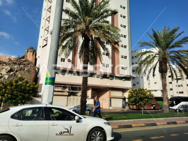 الاهتمام بزراعة الأشجار والنباتات الخضراء في مكة المكرمة، طريق الأمير محمد بن سلمان بن عبد العزيز، معالم واماكن اسلامية دينية مقدسة, حركة السيارات في الطرقات والشوارع المعبدة في المملكة العربية السعودية، الفنادق والأبراج الفاخرة المحيطة بالمسجد الحرام 