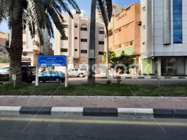 لافتة توضيحية لطريق الأمير محمد بن سلمان بن عبد العزيز، معالم واماكن اسلامية دينية مقدسة, الاهتمام بزراعة الأشجار والنباتات الخضراء في مكة المكرمة، حركة السيارات في الطرقات والشوارع المعبدة في المملكة العربية السعودية، الفنادق والأبراج الفاخرة المحيطة بالمسجد الحرام 