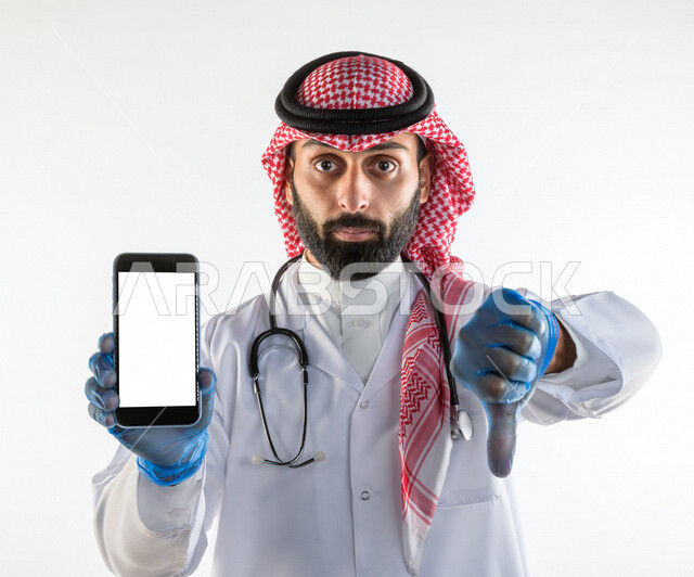بورتريه لطبيبب سعودي خليجي مبتسم و يستخدم هاتفه المحمول  ،  الاتصال و التواصل عن بعد ، يقدم خدماته للمرضى بكل كفاءه  ، خلفية بيضاء، مفهوم الطب والرعاية الصحية