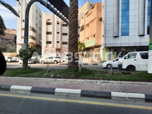 طريق الأمير محمد بن سلمان بن عبد العزيز، معالم واماكن اسلامية دينية مقدسة, الاهتمام بزراعة الأشجار والنباتات الخضراء في مكة المكرمة، حركة السيارات في الطرقات والشوارع المعبدة في المملكة العربية السعودية، الفنادق والأبراج الفاخرة المحيطة بالمسجد الحرام 