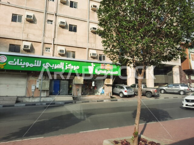 المحلات التجارية في طريق الأمير محمد بن سلمان بن عبد العزيز، معالم واماكن اسلامية دينية مقدسة, الاهتمام بزراعة الأشجار والنباتات الخضراء في مكة المكرمة، حركة السيارات في الطرقات والشوارع المعبدة في المملكة العربية السعودية، الفنادق والأبراج الفاخرة المحيطة بالمسجد الحرام 