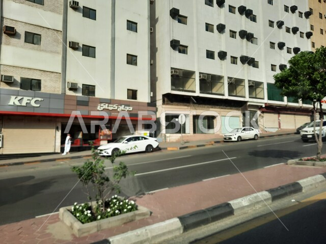 المطاعم والمحلات التجارية في طريق الأمير محمد بن سلمان بن عبد العزيز، معالم واماكن اسلامية دينية مقدسة, الاهتمام بزراعة الأشجار والنباتات الخضراء في مكة المكرمة، حركة السيارات في الطرقات والشوارع المعبدة في المملكة العربية السعودية، الفنادق والأبراج الفاخرة المحيطة بالمسجد الحرام 