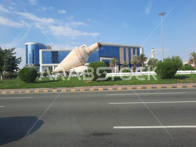 ميدان الدوارق والمسجمات الكبيرة في الساحات العامة، معالم واماكن اسلامية دينية مقدسة, الاهتمام بزراعة الأشجار والنباتات الخضراء في مكة المكرمة، حركة السيارات في الطرقات والشوارع المعبدة في المملكة العربية السعودية وضح النهار 