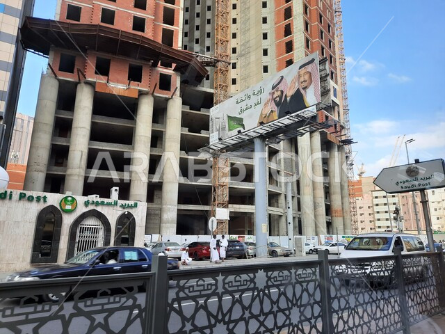 الاهتمام بالبناء والتطوير العمراني في مكة المكرمة، حركة السيارات في الطرقات والشوارع المعبدة في المملكة العربية السعودية، طريق الأمير محمد بن سلمان بن عبد العزيز، معالم واماكن اسلامية دينية مقدسة، الفنادق والأبراج الفاخرة المحيطة بالمسجد الحرام 