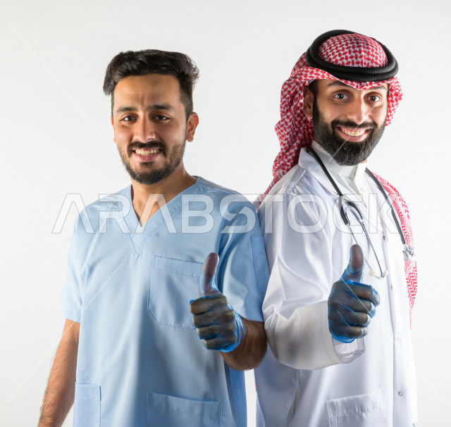 بورتريه لطبيبان عربيان سعوديان مبتسمان و ينظران الى الكاميرا ، تقديم الخدمات بكفاءه  الى المرضى ، مفهوم الطب و الرعاية الصحية