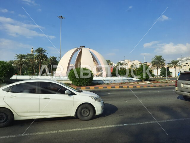 دوار الدوارق والمسجمات الكبيرة في الساحات العامة، معالم واماكن اسلامية دينية مقدسة, الاهتمام بزراعة الأشجار والنباتات الخضراء في مكة المكرمة، حركة السيارات في الطرقات والشوارع المعبدة في المملكة العربية السعودية وضح النهار