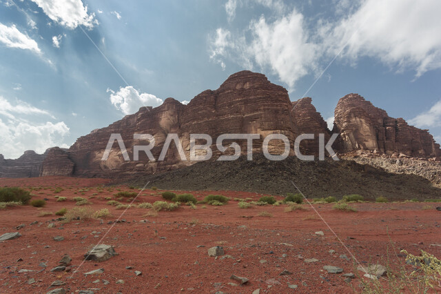 معالم حضارية مشهورة, التشكيلات و التكوينات الصخرية في منطقة نيوم في تبوك في المملكة العربية السعودية مناظر طبيعية للرمال الذهبية الناعمة، منظر السماء االمليئة بالغيوم البيضاء, خلفية الطبيعه