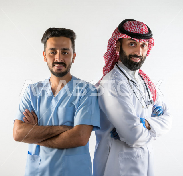 بورتريه لطبيبان عربيان سعوديان مبتسمان و ينظران الى الكاميرا ، تقديم الخدمات بكفاءه  الى المرضى ، مفهوم الطب و الرعاية الصحية