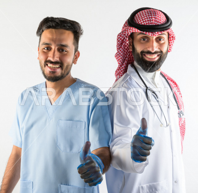 بورتريه لطبيبان عربيان سعوديان مبتسمان و ينظران الى الكاميرا ، تقديم الخدمات بكفاءه  الى المرضى ، مفهوم الطب و الرعاية الصحية