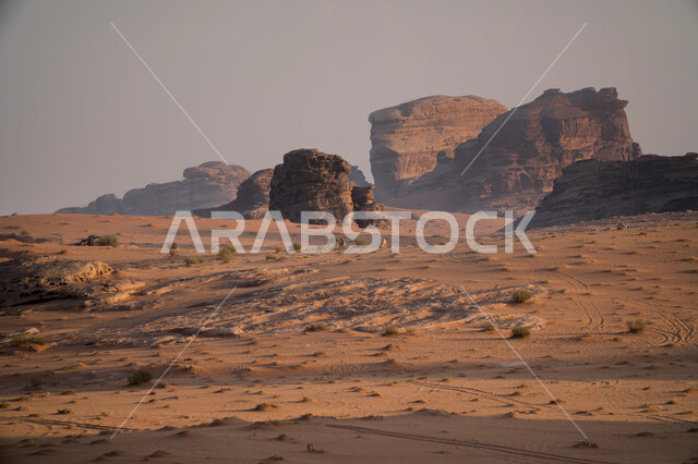 أشكال الصخور المختلفة في المناطق الصحراوية, التكوينات والتشكيلات الصخرية في محافظة العلا في السعودية, أماكن الجذب واستقطاب السياح من شتى أنحاء العالم, الحضارة والآثار التاريخية القديمة, معالم سياحية طبيعية مشهورة في الصحراء العربية