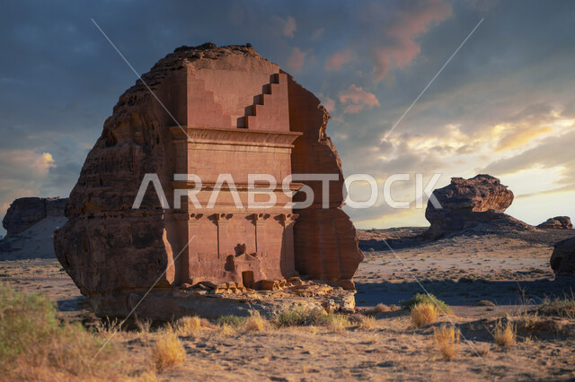 الحضارة والآثار التاريخية القديمة, النحت الصخري في المناطق الصحراوية, التكوينات والتشكيلات الصخرية لقصر الفريد في محافظة العلا في المملكة العربية السعودية, أماكن الجذب واستقطاب السياح من شتى أنحاء العالم, معالم سياحية طبيعية مشهورة في الصحراء العربية