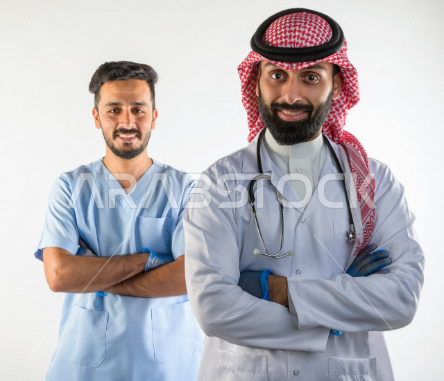 بورتريه لطبيبان عربيان سعوديان مبتسمان و ينظران الى الكاميرا ، تقديم الخدمات بكفاءه  الى المرضى ، مفهوم الطب و الرعاية الصحية