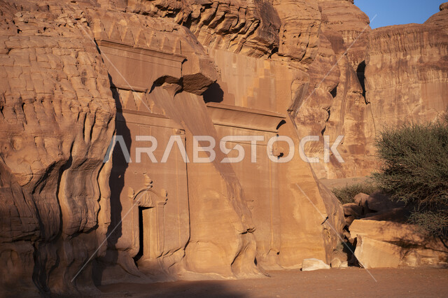 أماكن الجذب واستقطاب السياح من شتى أنحاء العالم, الحضارة والآثار التاريخية القديمة, معالم سياحية طبيعية مشهورة في الصحراء, التكوينات الصخرية الطبيعية في مدائن صالح في محافظة العلا بالمملكة العربية السعودية, النحت الصخري في المناطق الصحراوية