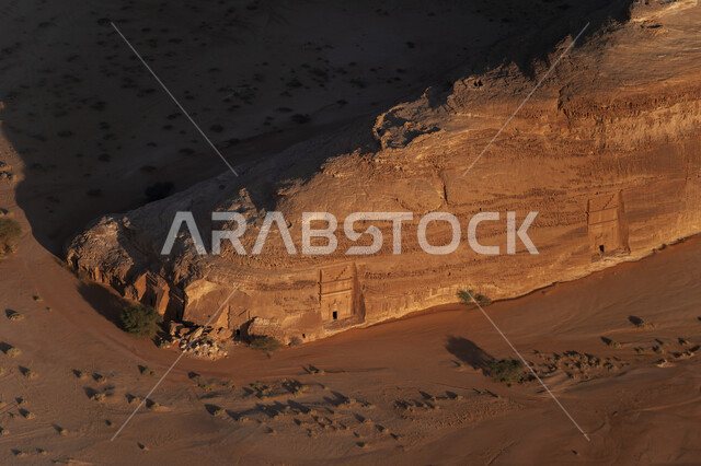 الحضارة العربية القديمة, الآثار التاريخية لقبر النبطي في مدائن صالح في محافظة العلا, معالم سياحية مشهورة في المملكة, التشكيلات الصخرية الطبيعية في المناطق الصحراوية, السلسلة الجبلية المتشكلة في مناطق القمم والمرتفعات, أماكن الجذب السياحي في وقت النهار