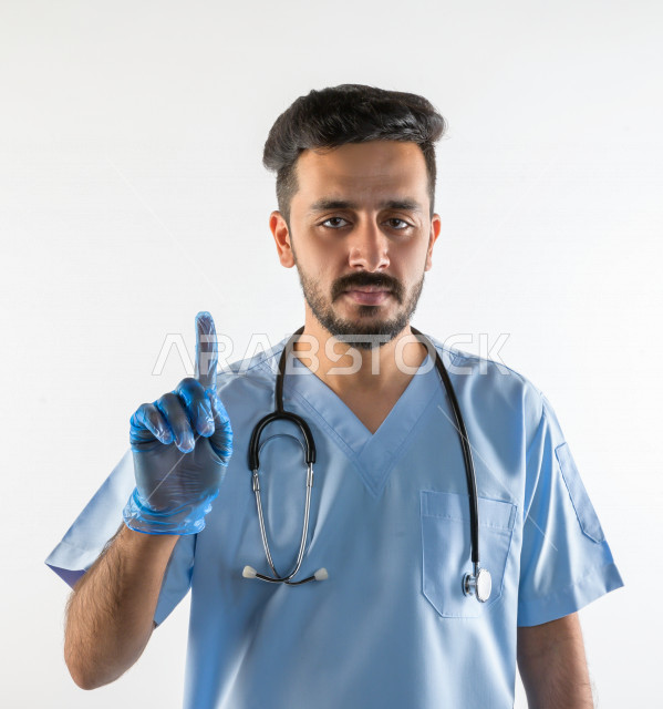 بورتريه لطبيبب سعودي خليجي مبتسم و ينظر للكاميرا ، يقدم خدماته للمرضى بكل كفاءه  ، خلفية بيضاء، مفهوم الطب والرعاية الصحية
