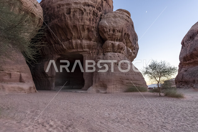 النحت الصخري في المناطق الصحراوية, التكوينات والتشكيلات الصخرية لمدائن صالح في محافظة العلا في المملكة العربية السعودية, أماكن الجذب واستقطاب السياح من شتى أنحاء العالم, الحضارة والآثار التاريخية القديمة, معالم سياحية طبيعية مشهورة في مناطق الصحراء العربية