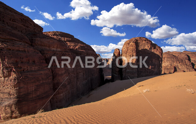 الغيوم البيضاء في السماء فوق التكوينات والتشكلات الصخرية في منطقة تبوك، المناطق الصحراوية والجبال والمرتفعات، معالم اثرية تاريخية قديمة، اماكن سياحية مشهورة في المملكة العربية السعودية، المحميات الطبيعية الصحراوية