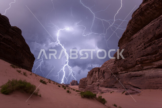 الأجواء الشتوية والبرق في السماء فوق سلسلة الجبال والتكوينات والتشكلات الصخرية في منطقة بجدة في تبوك، المناطق الصحراوية والكثبان الرملية في البراري، معالم اثرية تاريخية قديمة،  اماكن سياحية مشهورة في المملكة العربية السعودية، المحميات الطبيعية الصحراوية