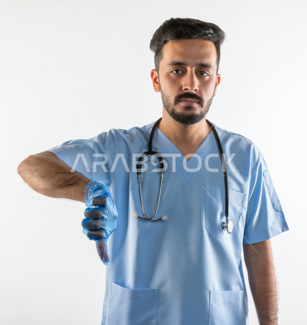 بورتريه لطبيبب سعودي خليجي مبتسم و ينظر للكاميرا ، يقدم خدماته للمرضى بكل كفاءه  ، خلفية بيضاء، مفهوم الطب والرعاية الصحية