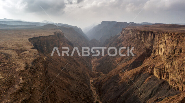 سلسلة الجبال والتكوينات والتشكلات الصخرية في منطقة الشق بشقري جنوب غرب تبوك، المناطق الصحراوية والجبال والمرتفعات، معالم اثرية تاريخية قديمة، اماكن سياحية مشهورة في المملكة العربية السعودية، المحميات الطبيعية الصحراوية