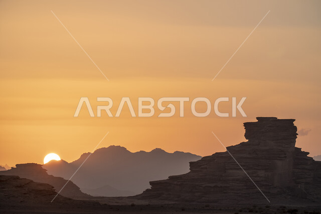 غروب الشمس فوق سلسلة الجبال والتكوينات والتشكلات الصخرية في منطقة تبوك،  المناطق الصحراوية والكثبان الرملية في البراري، معالم اثرية تاريخية قديمة، اماكن سياحية مشهورة في المملكة العربية السعودية، المحميات الطبيعية الصحراوية