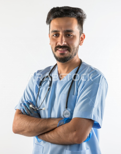 بورتريه لطبيبب سعودي خليجي مبتسم و ينظر للكاميرا ، يقدم خدماته للمرضى بكل كفاءه  ، خلفية بيضاء، مفهوم الطب والرعاية الصحية