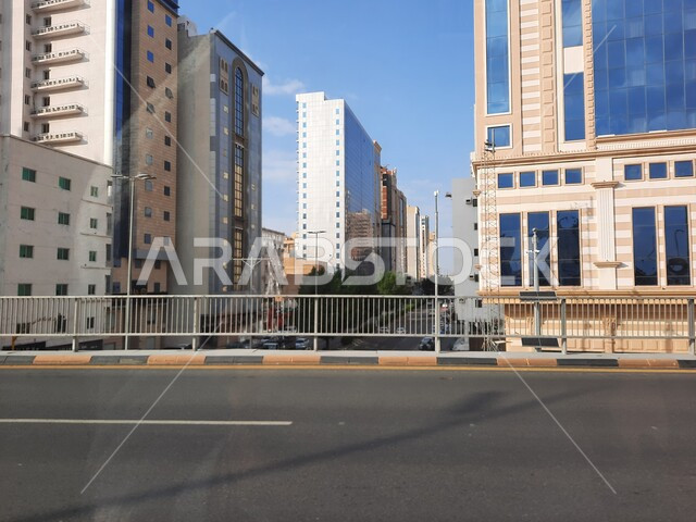 الاهتمام بالبناء والتطوير العمراني في مكة المكرمة، حركة السيارات في الطرقات والشوارع المعبدة في المملكة العربية السعودية، طريق الأمير محمد بن سلمان بن عبد العزيز، معالم واماكن اسلامية دينية مقدسة، الفنادق والأبراج الفاخرة المحيطة بالمسجد الحرام 