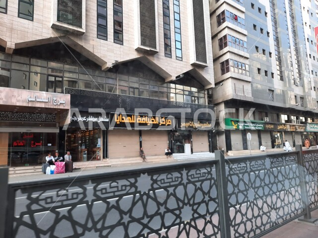 الفنادق والأبراج الفاخرة المحيطة بالمسجد الحرام ، الاهتمام بالبناء والتطوير العمراني في مكة المكرمة، حركة السيارات في الطرقات والشوارع المعبدة في المملكة العربية السعودية، طريق الأمير محمد بن سلمان بن عبد العزيز، معالم واماكن اسلامية دينية مقدسة