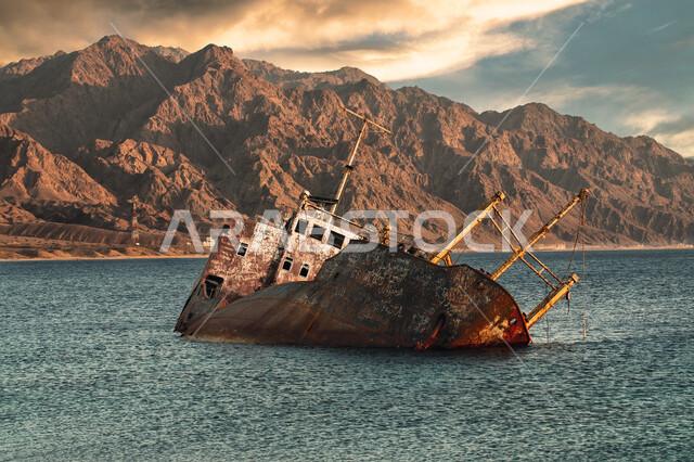 سلسلة الجبال والتكوينات والتشكلات الصخرية المطلة على البحر الاحمر في منطقة تبوك، تايتنك المملكة العربية السعودية ، المناطق الطبيعية السياحية في منطقة تبوك، منظر الغيوم السوداء الملبدة في السماء وقت غروب الشمس، حطام سفينة جورجيوس جي الغارقة في منطقة حقل