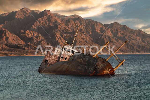 سلسلة الجبال والتكوينات والتشكلات الصخرية المطلة على البحر الاحمر في منطقة تبوك، تايتنك المملكة العربية السعودية ، المناطق الطبيعية السياحية في منطقة تبوك، منظر الغيوم السوداء الملبدة في السماء وقت غروب الشمس، حطام سفينة جورجيوس جي الغارقة في منطقة حقل