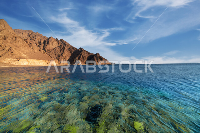  جزر تبوك البحرية، اطلالة السلسلة الجبلية للتشكلات والتكوينات الصخرية على جزيرة زبيدة في البحر الأحمر في منطقة تبوك، معالم طبيعية سياحية في المملكة العربية السعودية، المسطحات المائية والثروة الطبيعية في البلاد