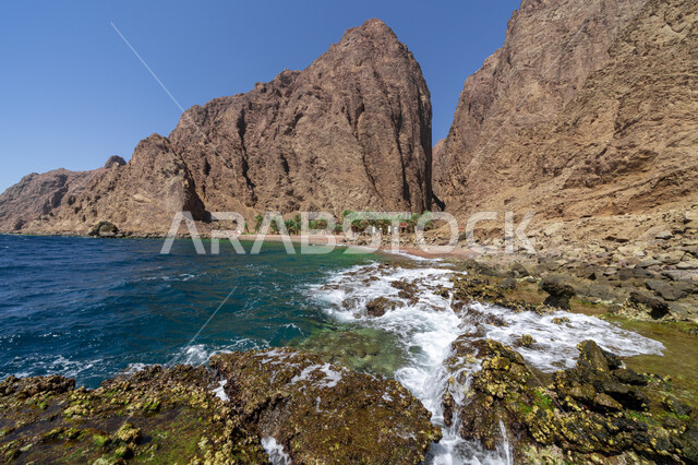 اطلالة السلسلة الجبلية للتشكلات والتكوينات الصخرية على جزيرة زبيدة في البحر الأحمر في منطقة تبوك، معالم طبيعية سياحية في المملكة العربية السعودية، جزر تبوك البحرية، المسطحات المائية والثروة الطبيعية في البلاد