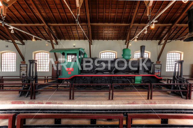 المتاحف الأثرية القديمة في المدينة المنورة، المعالم التراثية التاريخية، صورة مقربة لجزء من قطار اثري قديم في متحف سكة الحجاز في مبنى محطة القطار العثمانية، أماكن سياحية في المملكة العربية السعودية