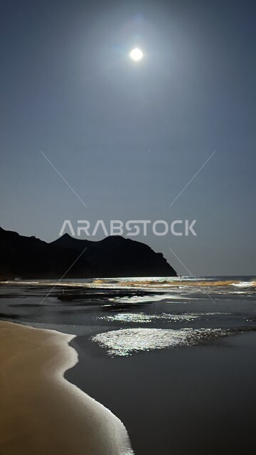 القمر المكتمل في السماء فوق الشاطئ البحري لساحل خليج عمان في وقت الليل, التكوين الطبيعي البحري والجبلي والأثري لولاية خصب, أماكن و معالم طبيعية سياحية مشهورة، المركز الإقليمي لمحافظة مسندم في سلطنة عمان